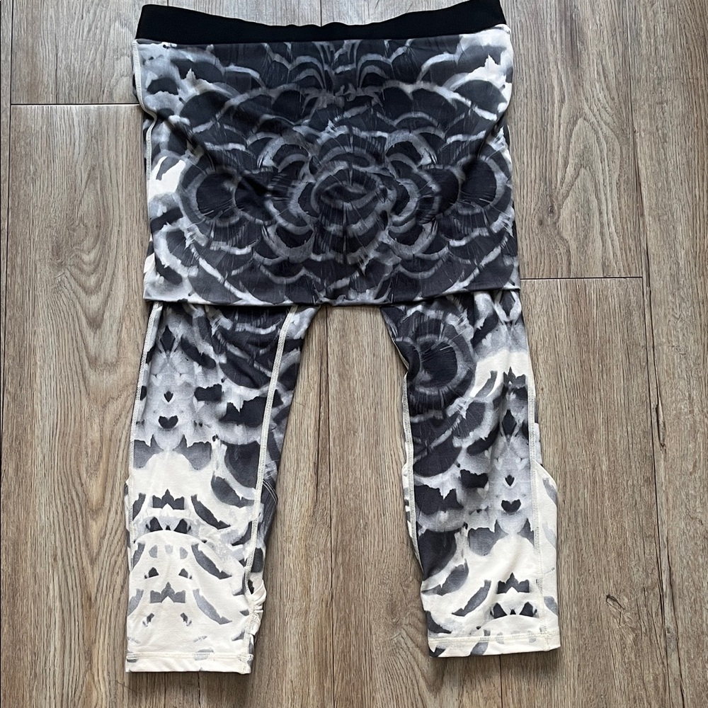 Black & Cream Patterned Capri Pants